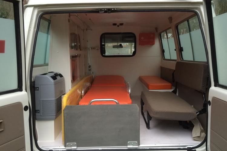 Toyota Land Cruiser 78 transfromé en Ambulance pour l'Afrique - pics 3