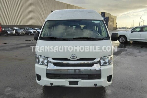 Toyota hiace high roof / toit haut 2.5l turbo diesel 15 seats  white