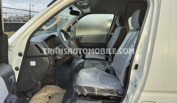 Toyota hiace high roof / toit haut 2.5l turbo diesel 15 seats  white