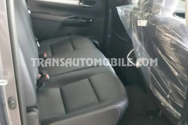 Toyota hilux / revo pick-up double cabin 2.8l diesel automatique rhd white